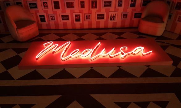 Enseigne en néon pour le Medusa à Cannes
