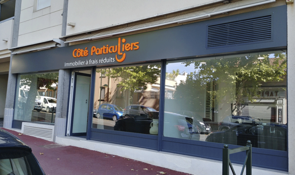 Habillage façade et enseigne lumineuse pour Côté particuliers au Cannet