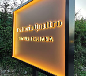 enseigne lumineuse Trattoria Quattro à Valbonne