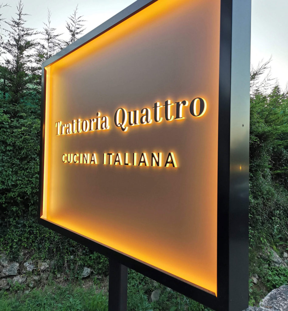enseigne lumineuse Trattoria Quattro à Valbonne