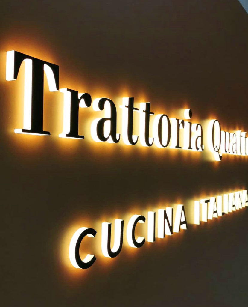 enseigne lumineuse Trattoria Quattro à Valbonne